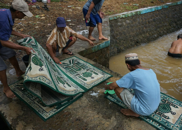 Jadi Tradisi Jelang Ramadan, Warga Berduyun-duyun Cuci Karpet Masjid dan Musala di Bendungan Kramat Batang