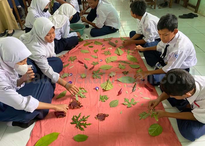 Kenalkan Budaya Lokal, Pelajar SMPN 6 Batang Buat Batik Ecoprint