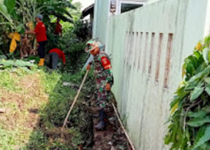 Babinsa Koramil Wonopringgo Bersama Perangkat Desa Jetaklengkong Kerja Bakti Bersihkan Saluran Air