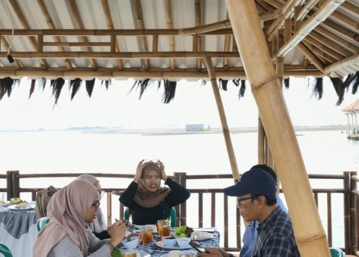 Resto Apung PMP Pekalongan Buka Peluang Ekonomi Warga, Sajikan Kuliner dengan View Pantai