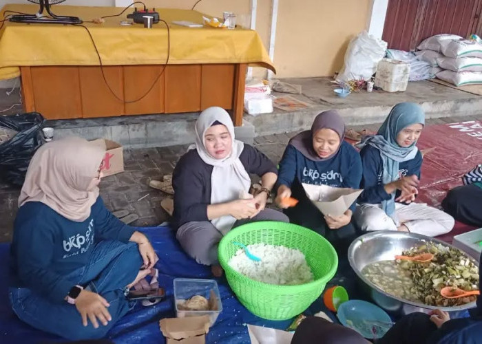 Wujud Solidaritas, ASN BKPSDM Kota Pekalongan Terjun Jadi Relawan Dapur Umum Bantu Korban Banjir