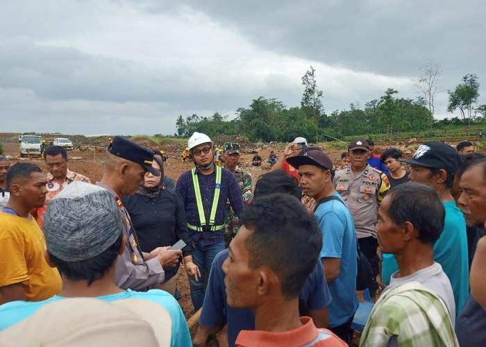 Warga Korban Banjir Bandang Wangandowo Blokir Pabrik Sepatu, Tuntut Perusahaan Bertanggung Jawab