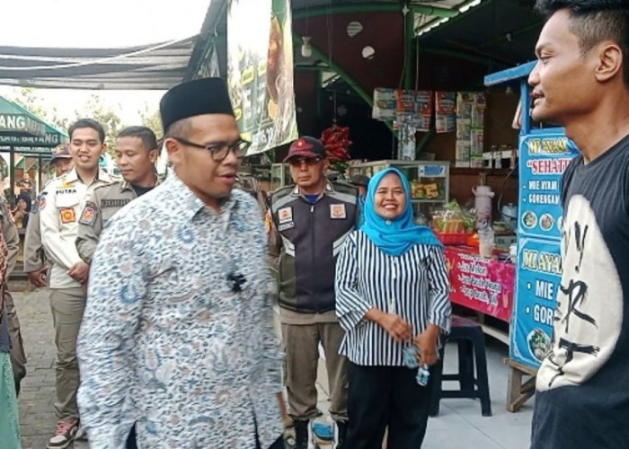 Bupati Batang Salurkan Bantuan Modal untuk Pedagang Pujasera, Janji Tata Kawasan Lebih Rapi dan Ramai