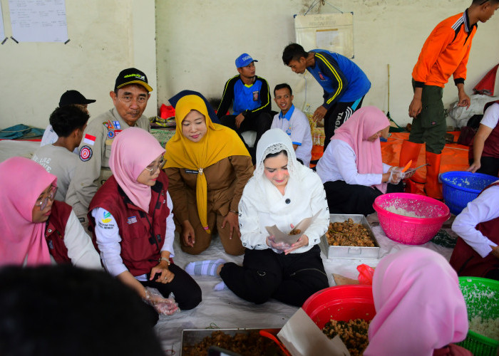Bupati Pekalongan Fadia Arafiq Tinjau Dapur Umum Korban Banjir di Tirto, Pastikan Logistik & Layanan Terpenuhi