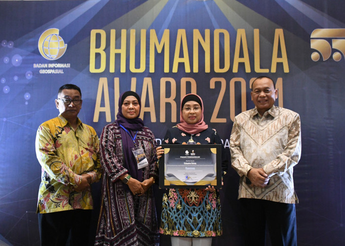 Dinilai Terdepan dalam Tata Kelola Berbasis Data Spasial, Pj Bupati Batang Terima Bhumandala Award 2024