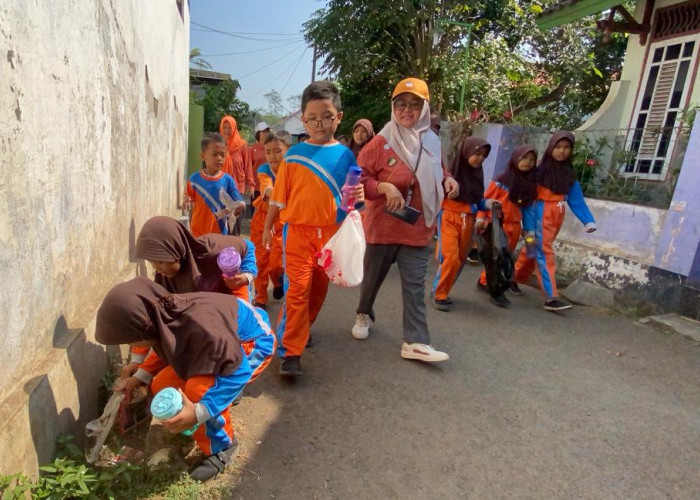 Keliling Kampung, Siswa SDN Beji 02 Tulis Pungut Sampah dan Kampanyekan Konservasi Energi