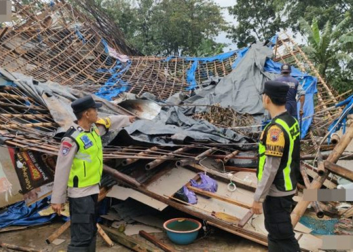 Dihantam Hujan Angin, 2 Rumah Warga di Bulaksari Sragi Roboh