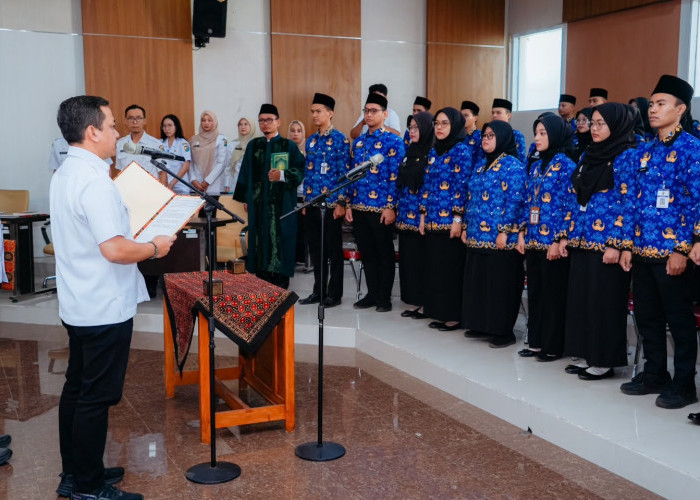  Resmi Jadi PNS! Pemkot Pekalongan Serahkan SK dan Dorong ASN Lebih Semangat Bekerja Secara Profesional