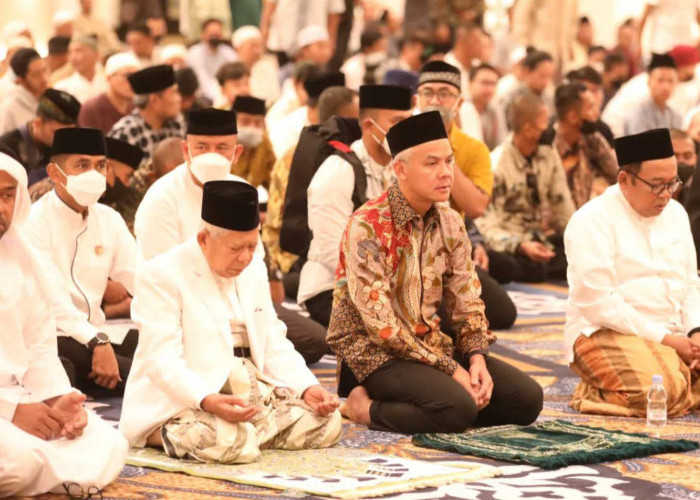 Ganjar Pranowo dan Wapres Ma'ruf Amin Salat Subuh Perdana Bersama Masyarakat di Masjid Sheikh Zayed