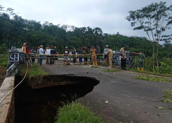 Jembatan Kali Kupang Ambles, Warga 3 Desa di Wonotunggal Batang Harus Putar Jalan 12 Kilometer untuk ke Batang