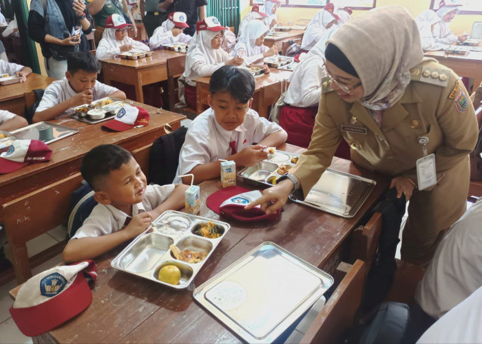 Launching di Batang, 3 Ribu Pelajar se Kecamatan Kandeman Batang Santap Makan Bergizi Gratis Prabowo-Gibran