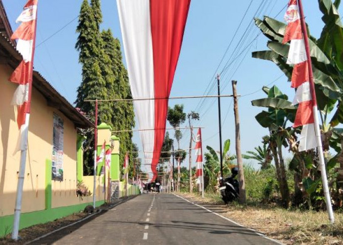 Unik! Sambut HUT ke-81 RI, Pemuda Rejosari Bentangkan Kain Merah Putih 200 Meter di Atas Jalan Desa
