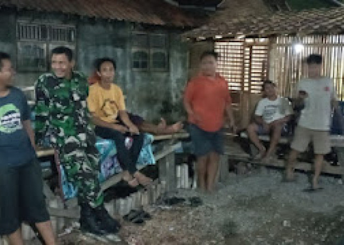 Babinsa Koramil Wiradesa Himbau Warga Giatkan Pos Kamling dan Potensi Bahaya Bencana Alam saat Musim Penghujan