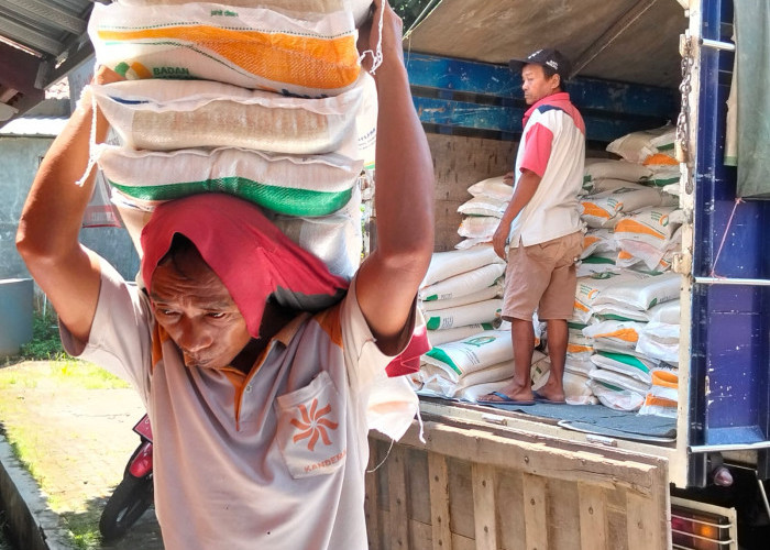 Sasar 82.913 KPM, Bulog Kembali Salurkan Bantuan Pangan Tahap III ke Masyrakat Batang