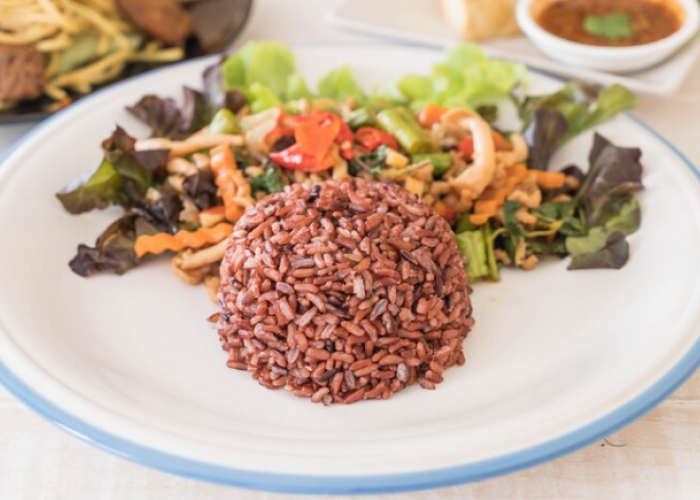 Program Diet dengan Nasi Merah, Ini 7 Manfaat Nasi Merah untuk Tubuh yang Perlu Kamu Ketahui