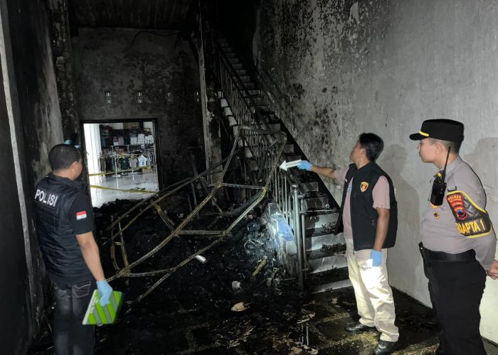 Gudang Toko Pakaian di Doro Pekalongan Terbakar, Kerugian Ditaksir Capai Rp200 Juta