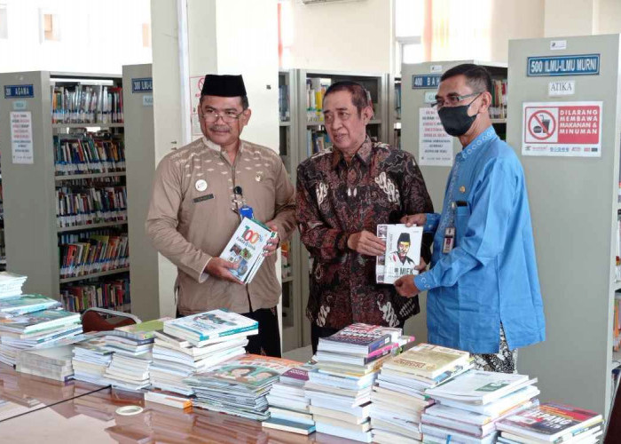 Berikan Bantuan Buku dan Cek Kesiapan Proses Pembangunan Gedung Baru Perpustakaan Daerah Kota Pekalongan