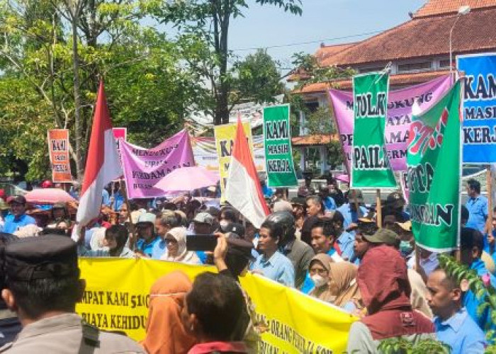 Ratusan Pekerja PT Panamtex Gelar Aksi Keprihatinan di DPRD Kabupaten Pekalongan