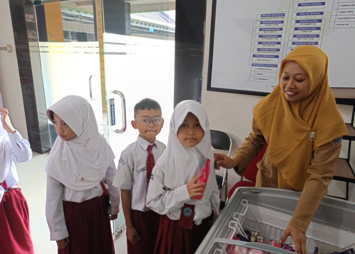 Dapat Es Krim Gratis dari Bupati Faiz, Pelajar Makin Semangat ke Grha Pustaloka Batang