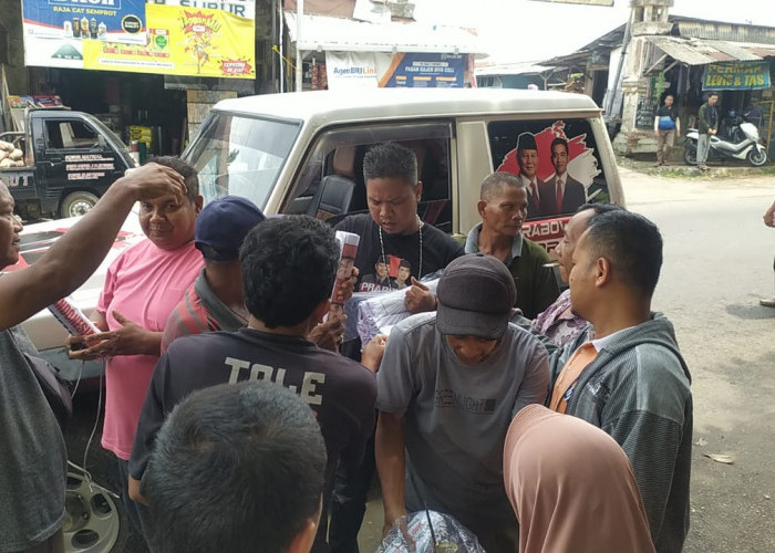 Bagikan Kaos, Relawan Bolone Mase Dikerubuti Warga