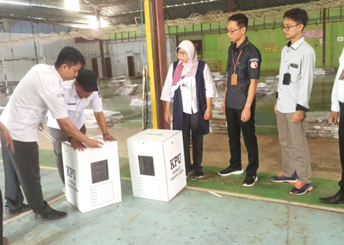 KPU Kabupaten Pekalongan Kerahkan Puluhan Warga Untuk Rakit 14.598 Kotak Suara