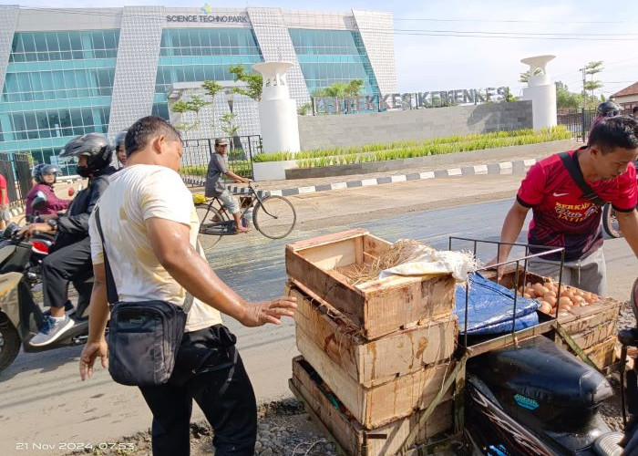 Ratusan Telur Pecah di Jalan, 2 Motor Tergelincir di Jalan Raya Karanganyar Pekalongan