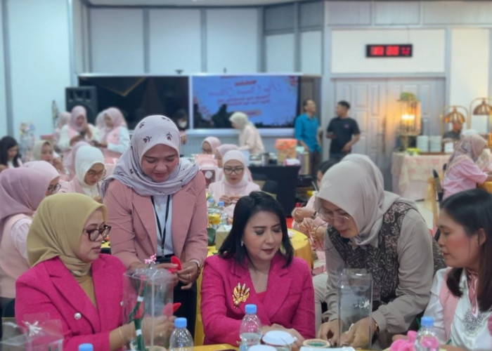 Perkuat Daya Saing UMKM Perempuan, Rumah BUMN BRI Pekalongan Gelar Pelatihan Bunga Kawat