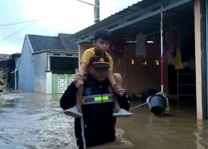 Warga Galangpengampon Terjebak Banjir Setinggi 1 Meter, Tim Siaga Bhayangkara Sisir Perkampungan