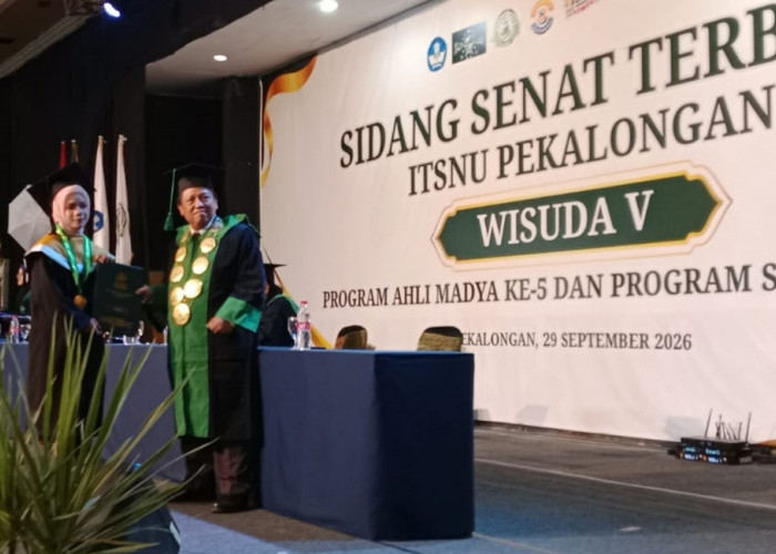 Wisuda ITSNU Pekalongan Cetak Rekor, 373 Mahasiswa Resmi Sandang Gelar Akademik