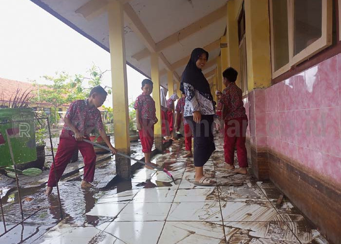 Pelajar Nyeker Ramai-ramai Bersih Sekolah