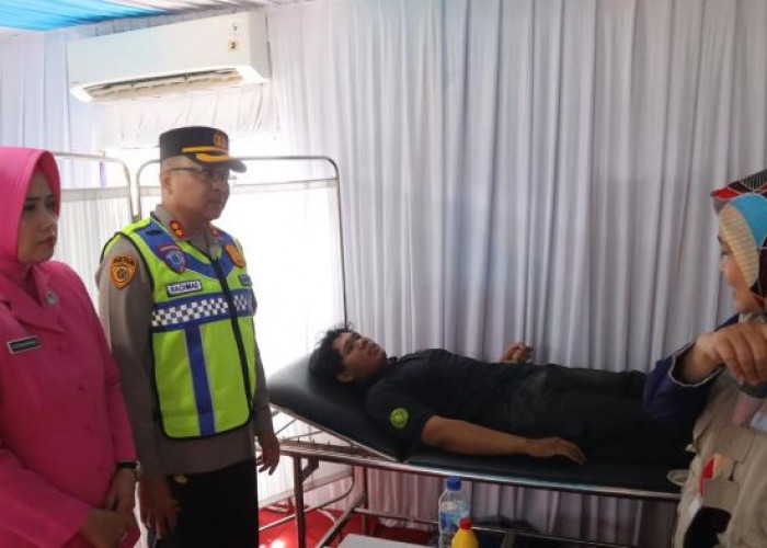 Pemudik Asal Pemalang Mengantuk Tabrak Traffic Cone di Depan Pospam IBC Wiradesa