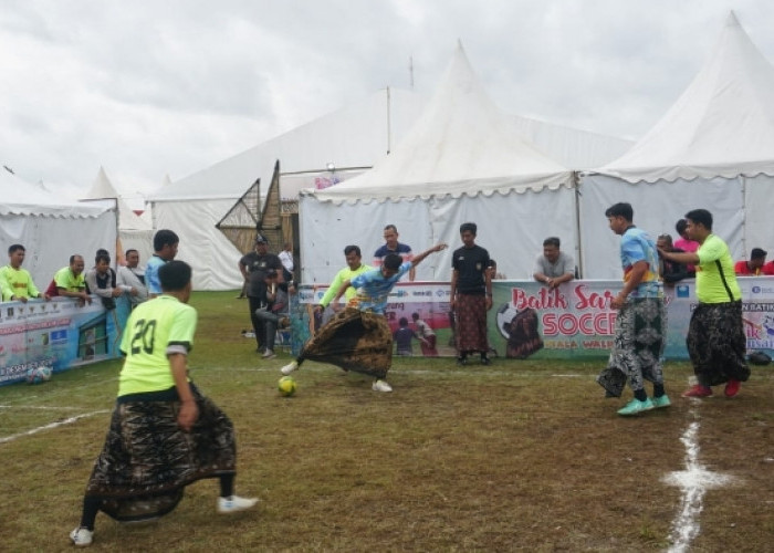 Kenakan Sarung Batik Saat Bermain Bola, Batik Sarung Soccer Meriahkan Pekan Batik Nusantara