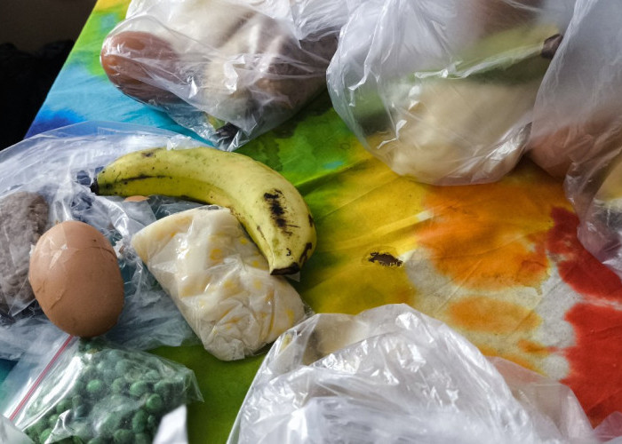 Telur Rebus Menu MBG Siswa SDN Watesalit 1 Batang Ternyata Berbau Busuk, dan Hanya Dibungkus Kantong Plastik