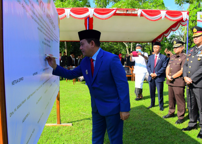 Upacara Hardiknas 2026, Plt Bupati Pekalongan Sukirman Tegaskan Komitmen SPMB Bersih dan Transparan
