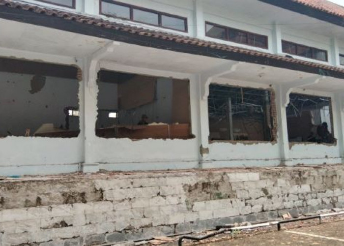 Tembok Miring, Besi Mleot! Gedung DPRD Pekalongan Bekas Kebakaran Dibongkar, Munir: Agar Tidak Jadi Rumah Jin