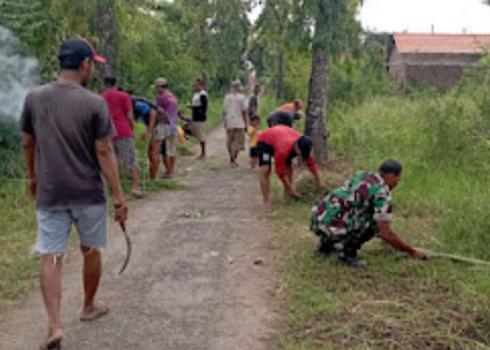 Babinsa Koramil Wiradesa Bersama Warga Laksanakan Kerja Bakti Bersihkan Jalan Makam Benteng