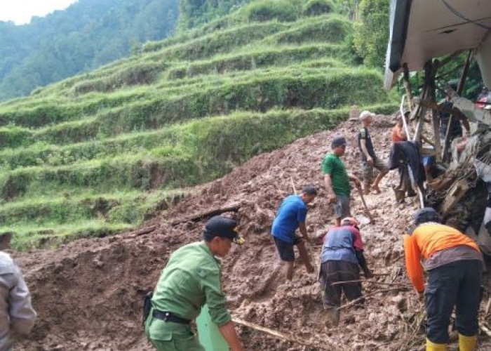 2 Rumah Warga di Desa Depok Kabupaten Pekalongan Rusak Dihajar Longsor