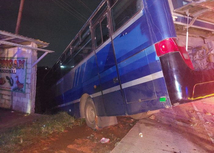 Bus Karyawan Disodok Truk Tronton, 6 Orang Luka-luka Akibat Kecelakaan di Pantura Pekalongan