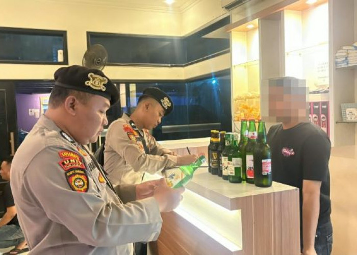 Samapta Polres Pekalongan Razia Kafe di Kajen, 22 Botol Miras Berbagai Merek Disita