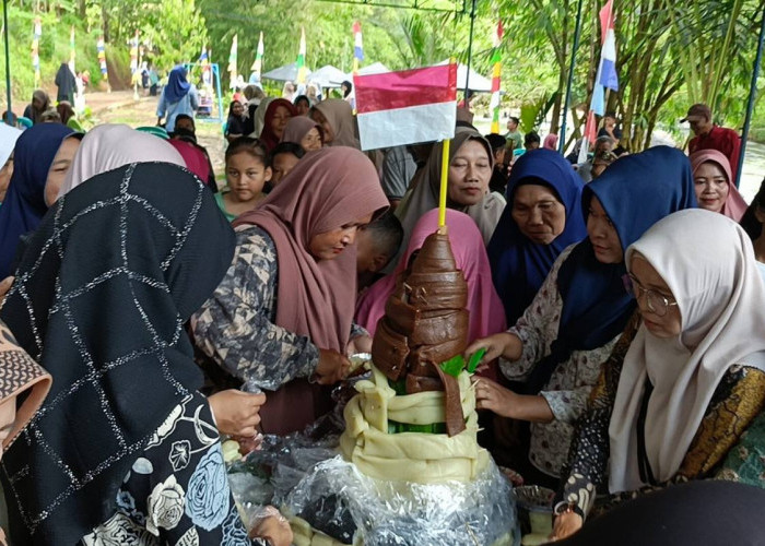 Tradisi Tumpeng Getuk, Warga Cepokokuning Padukan Syawalan dengan Wisata Air