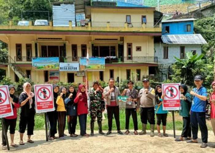 Bhabinkamtibmas, Babinsa, Mahasiswa KKN UIN Gus Dur dan Warga Desa Depok Gotong-royong Bersihkan Sampah 
