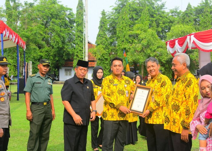 Peringati HKN Ke 60, Pemkab Pekalongan Serahkan Penghargaan Balita Sehat dan Desa Terbaik