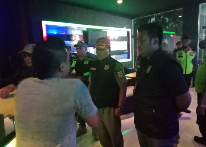Satpol PP Batang Tutup Paksa Tempat Karaoke Nakal yang Buka di Bulan Ramadan