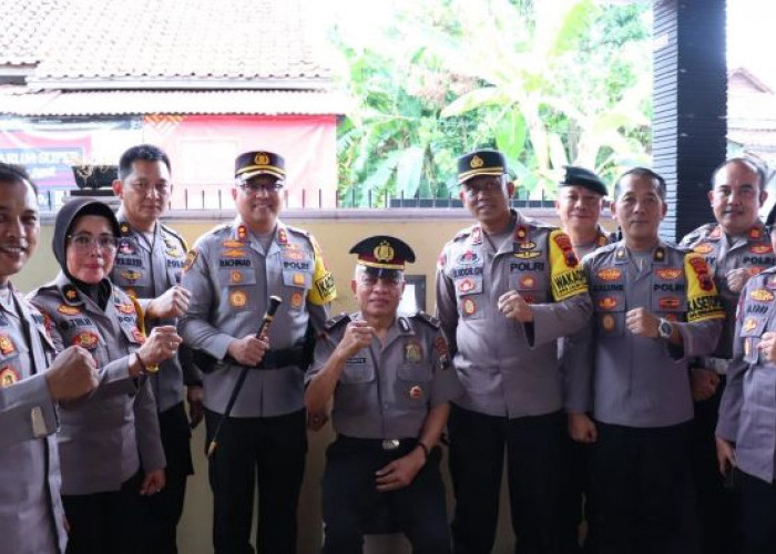 Kapolres Pekalongan Sematkan Pangkat Ipda di Rumah Anggota yang Sakit, Tangis Haru Pecah di Awal Tahun 2026