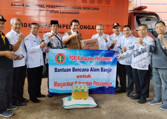 PGRI Kabupaten Pekalongan Salurkan Bantuan Pangan untuk Korban Banjir Lewat BPBD