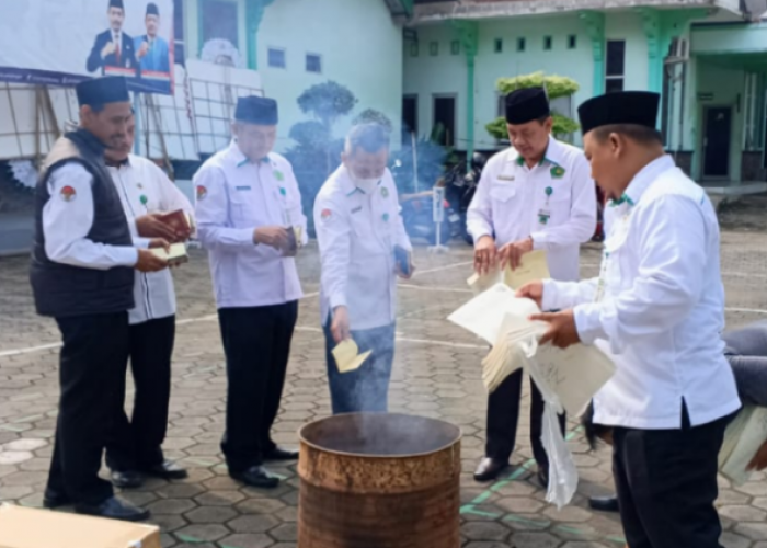 Kantor Kemenag Pekalongan Musnahkan Ribuan Barang Milik Negara Tak Bertuan