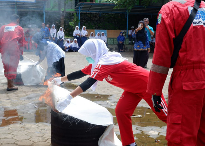 BEST Class Goes to School PT BPI Ajari Siswa Simulasi Tanggap Darurat Kebakaran