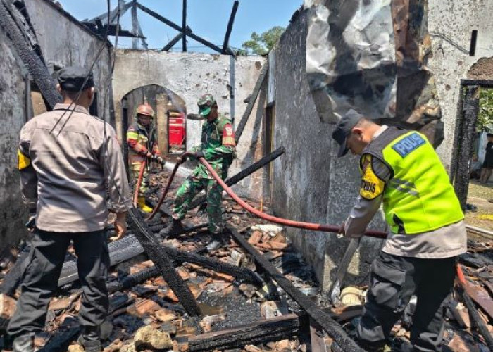 Ditinggal Jemput Anak Sekolah, Rumah Warga di Desa Tangkil Kulon Pekalongan Ludes Terbakar