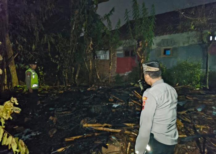 Diduga Berasal dari Bara Tungku, Dapur Rumah Lansia di Karangdadap Pekalongan Ludes Terbakar