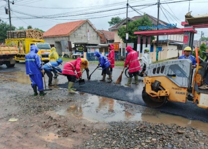 Ruas Jalan Karanganyar-Kajen Berlubang, Polres Pekalongan Bantu Tambal Jalan Berlubang Sepanjang 1,4 Km